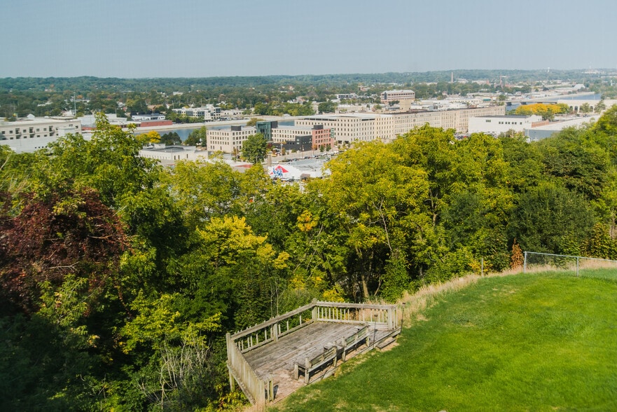 Building Photo - 635 Fairview Ave NE