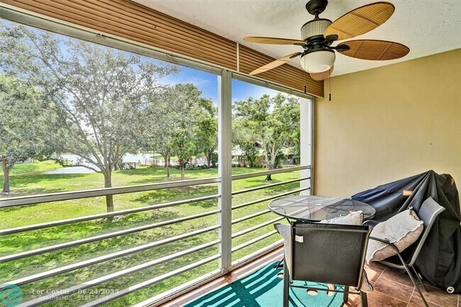 Building Photo - 9480 Poinciana Pl