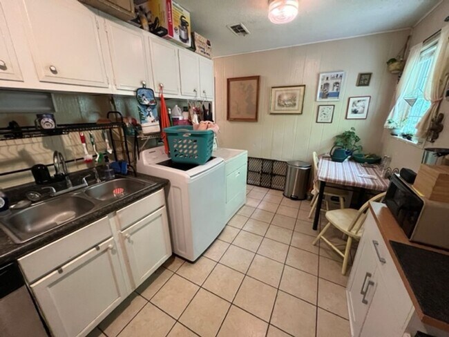 Building Photo - 2 Bedroom 1 Bathroom Duplex in Winterville!