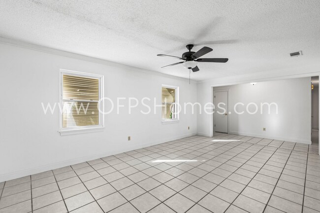Building Photo - AVAILABLE NOW... 3/2 in Destin!!