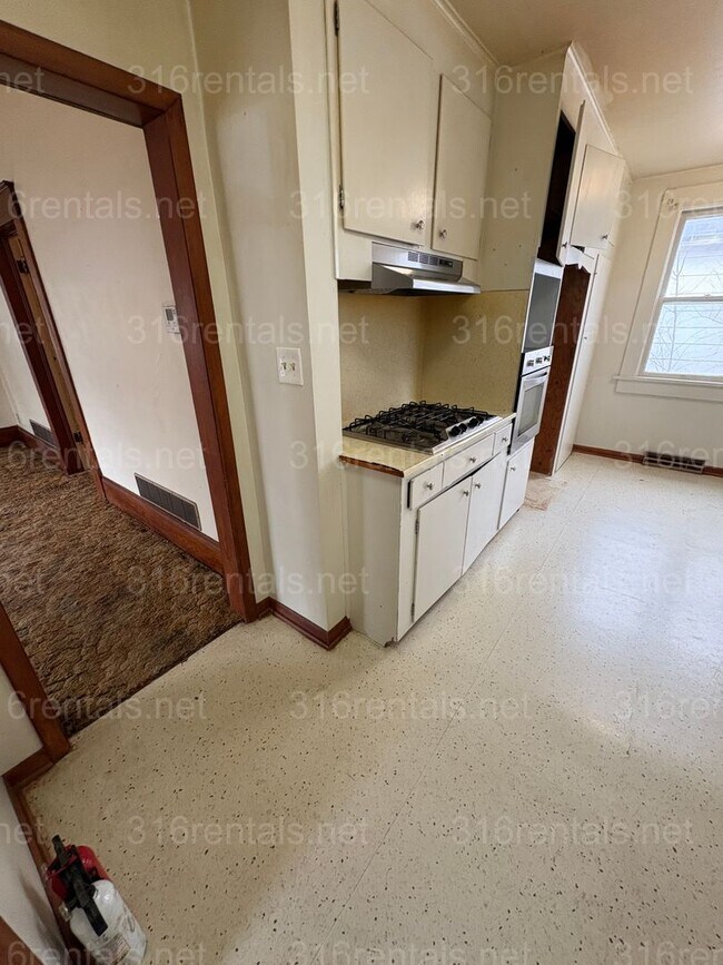 Building Photo - $875 - 3 bed 1 bath - Single Family Home