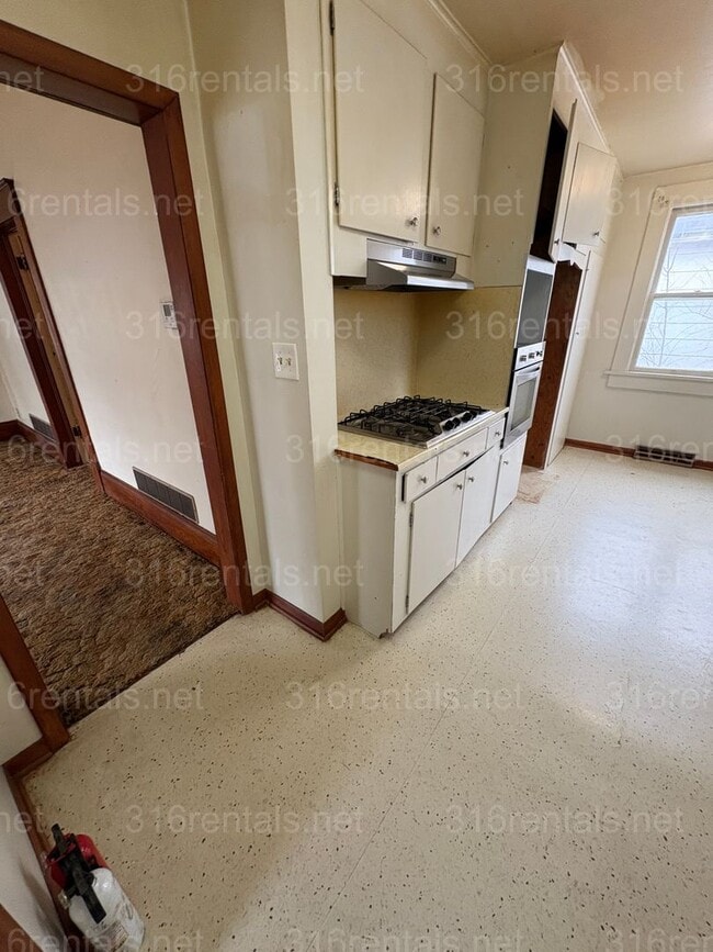 Building Photo - $899 - 3 bed 1 bath - Single Family Home