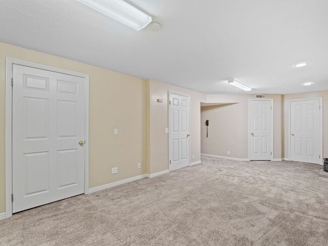 Building Photo - Spacious 5-Bedroom Home for Rent in Sandy, UT