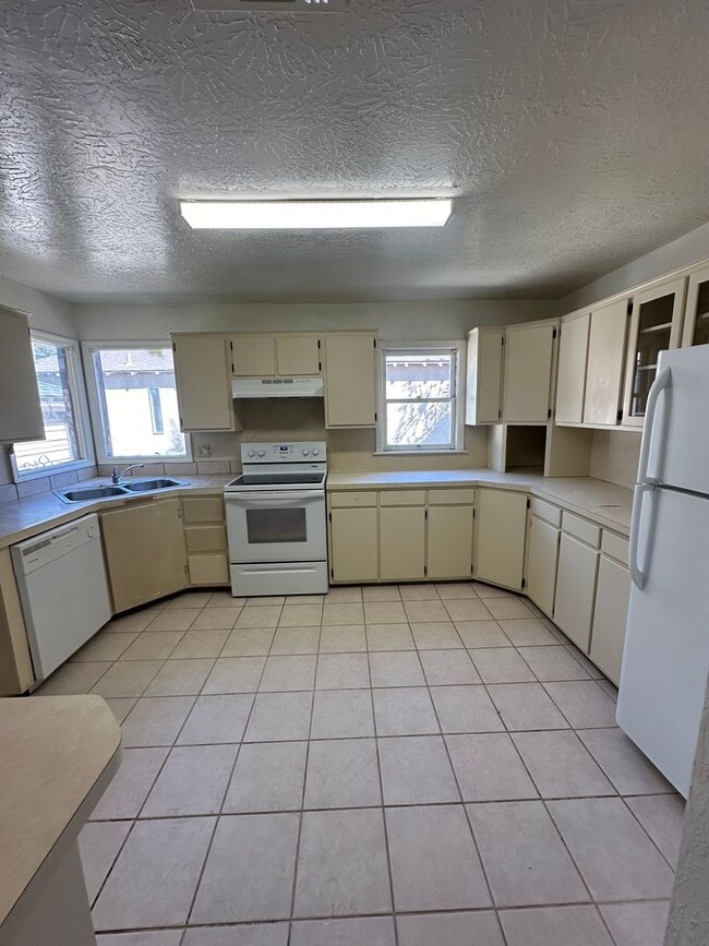 Building Photo - Spacious 3 Bed Home! Convenient Location! HUD Okay!