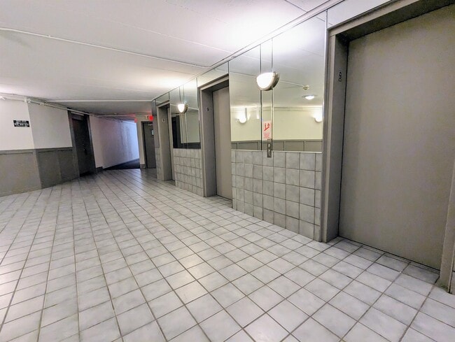 Building Photo - 1 Renaissance Pl
