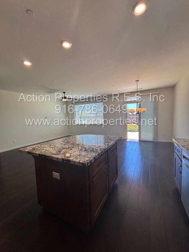 Building Photo - Solar - Whitney Ranch Newer Single Story, ...