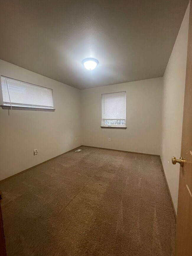 Building Photo - Fabulous 3 bedroom home