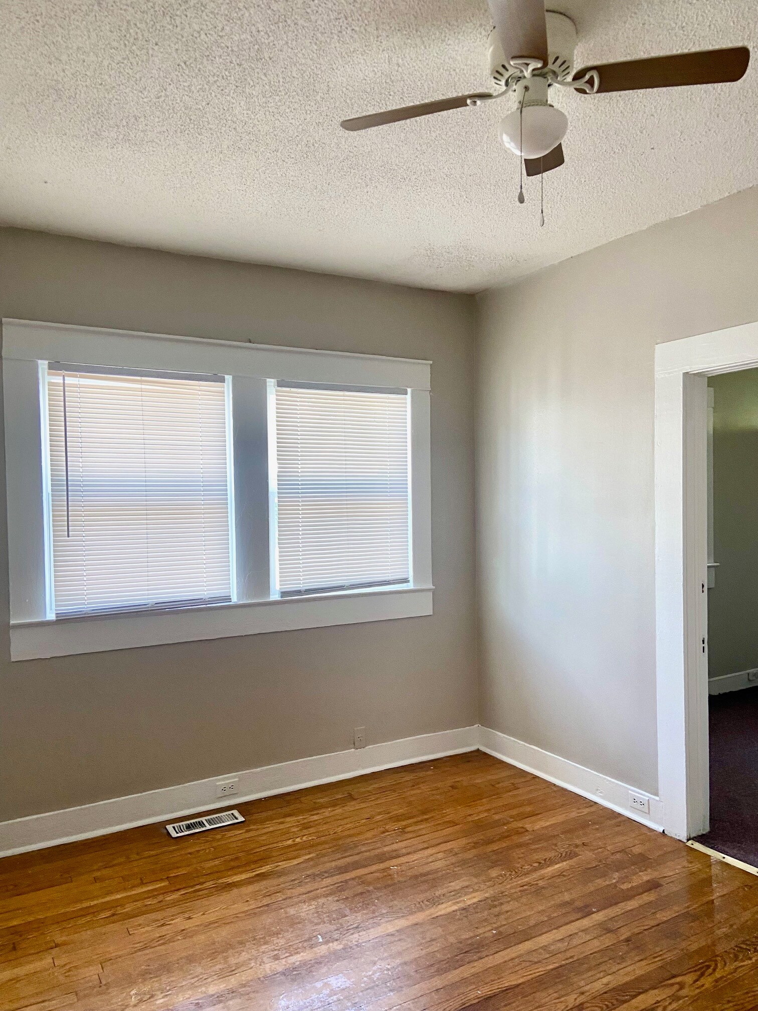 Building Photo - 516 10th Ct S