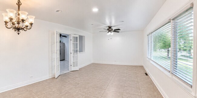 Building Photo - 11536 S Ridgeland Ave