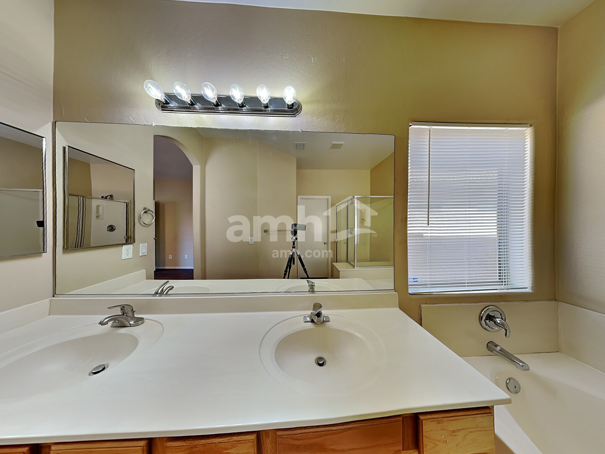 Building Photo - 8316 W Pima St