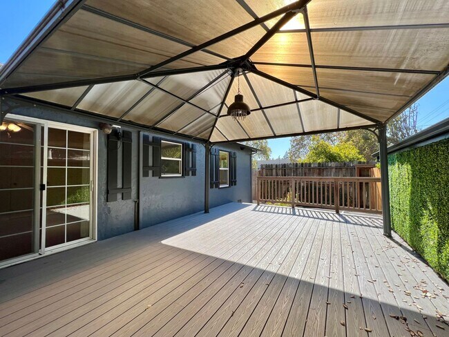 Building Photo - MON301