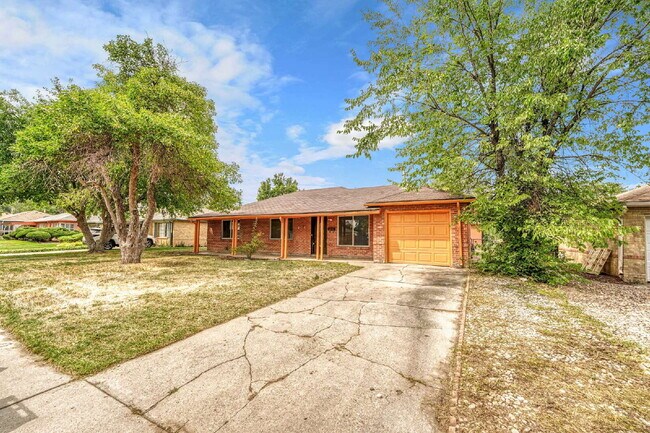 Building Photo - $2,295.00 - 3 Bedrooms, 2 Bathrooms, Singl...