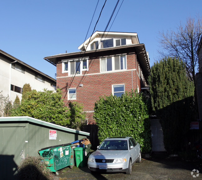 Building Photo - 2627 E Franklin Ave