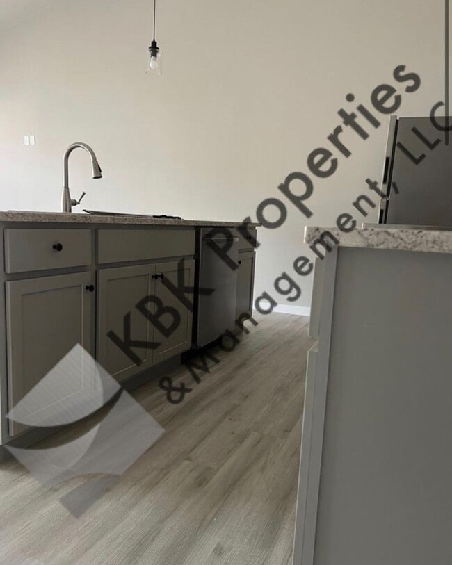 Building Photo - Goyo-910 &amp; 912 Douglas