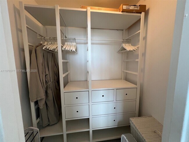 Building Photo - 100 Lincoln Rd