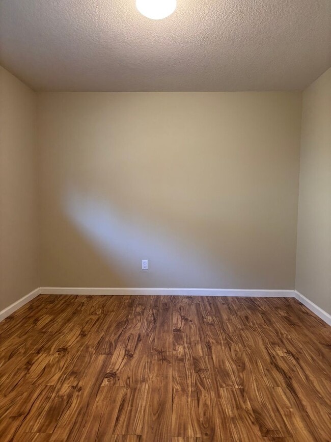 Building Photo - Located in a Desirable Area in Wilsonville 2 Bedroom Unit in a 4 Plex