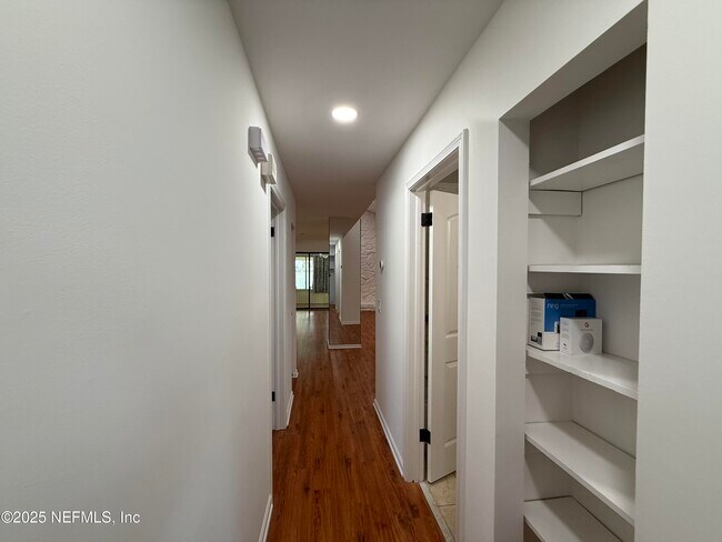 Building Photo - 10511 Tanglewilde Dr W