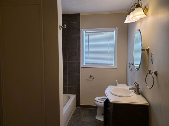 Building Photo - Adorable Cottage Rental