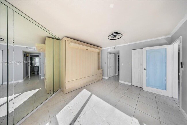 Building Photo - 7601 E Treasure Dr