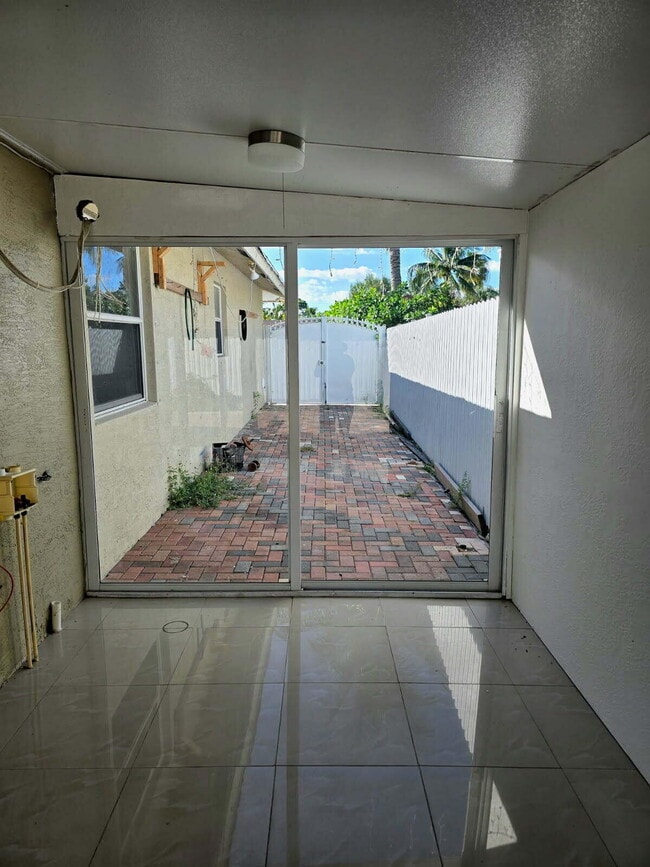 Building Photo - 819 Hansen St