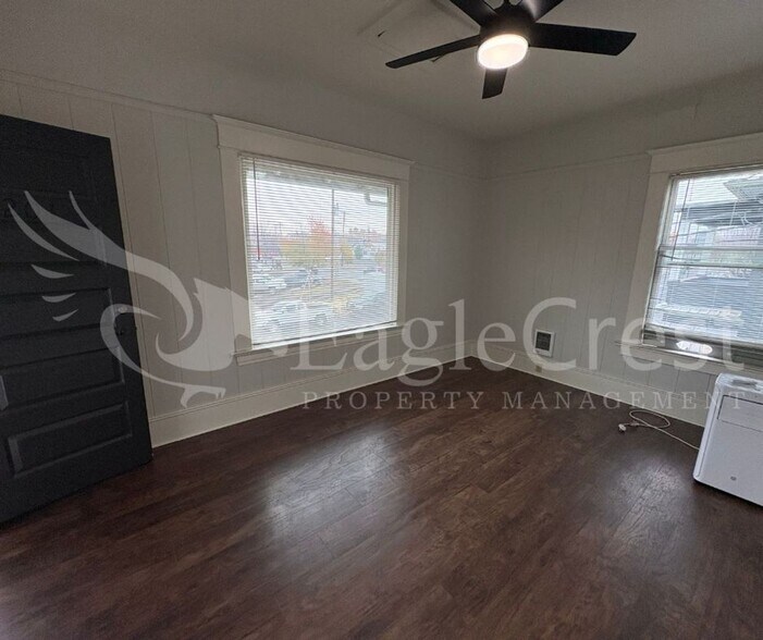 Building Photo - 105NSP