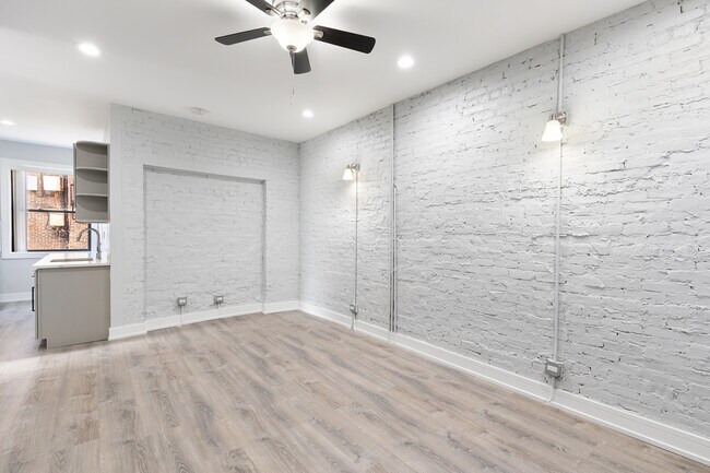 Building Photo - 7622 N Eastlake Ter