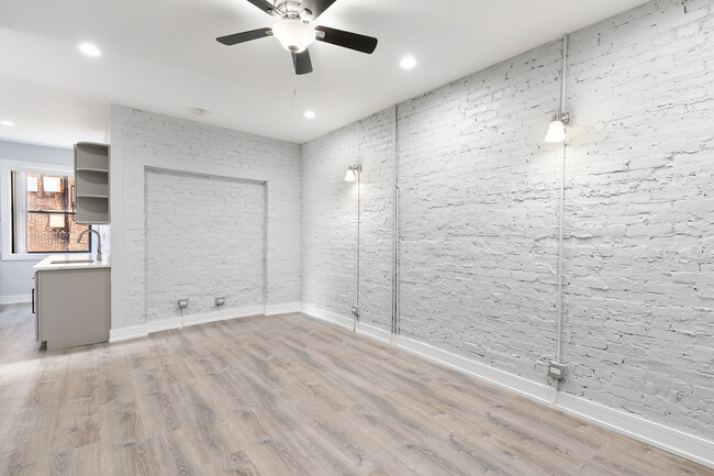 Building Photo - 7622 N Eastlake Terrace