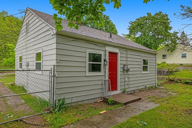 Building Photo - Cute Remodeled Two Bedroom 1 Bathroom Bungalow!