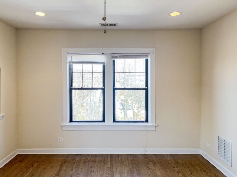 Building Photo - 1819 W Leland Ave