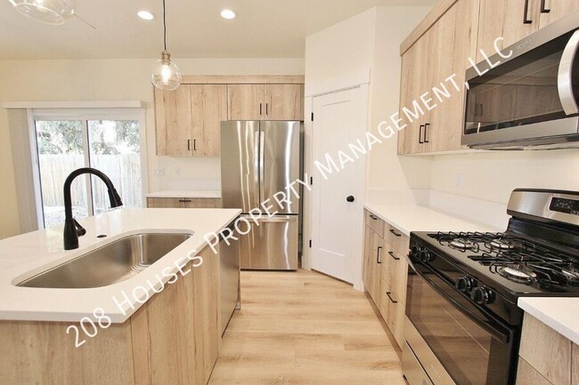 Building Photo - Immaculate Main-Level Apartment *75% Off F...