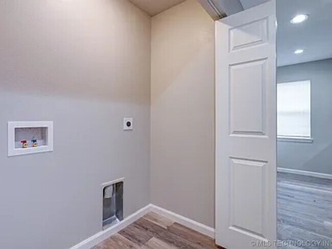 Building Photo - Spacious and Updated Three Bedroom Home with Large Backyard!!