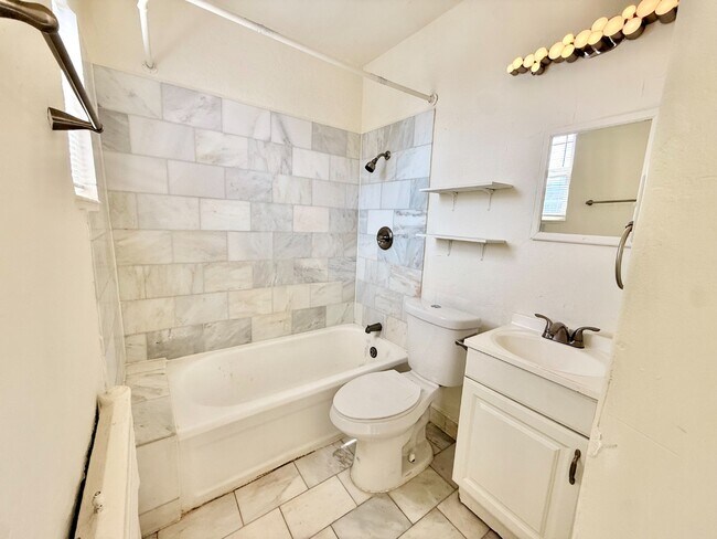 Building Photo - Gorgeous 1 Bed 1 Bath Denver Apartment in Capitol Hill! Available NOW!