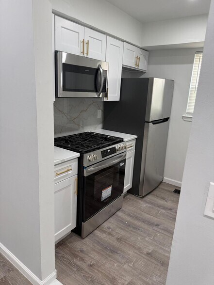 New Reno Kitch stainless steel appliances - 285 Rose St