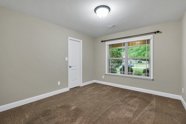 Building Photo - 128 Willow Tree Dr