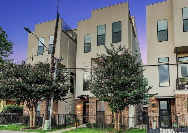 Primary Photo - 2114 Sabine St