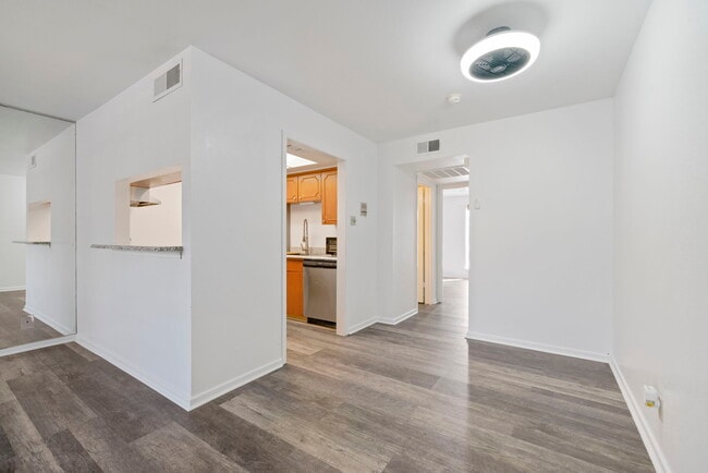 Building Photo - Chic 1-Bed Oasis with Pool & Walk-In Closets in Central San Antonio – $975/mo