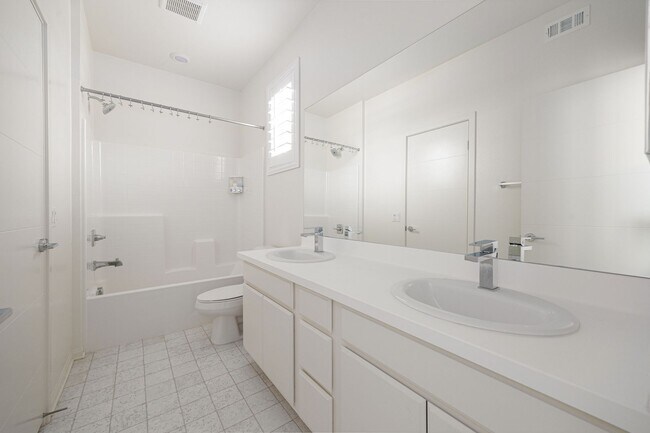 Building Photo - Perfectly located 4-bedroom townhouse in c...