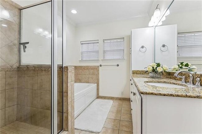 Building Photo - 3 Bedroom Townhouse in Gated Community off...