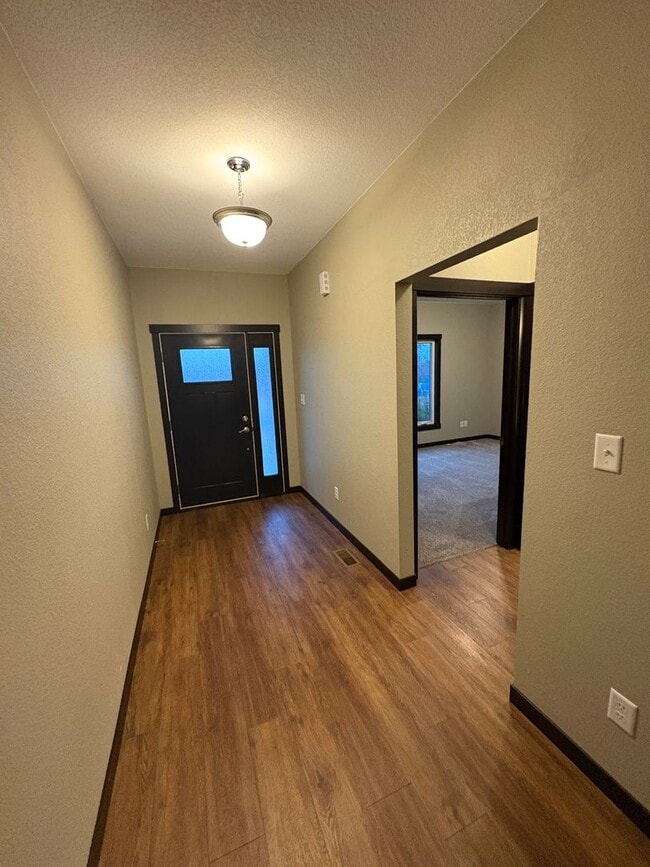 Building Photo - PRICE REDUCED!!! 4 bed / 3 bath Twinhome for Rent!