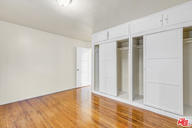 Building Photo - 3725 S Victoria Ave