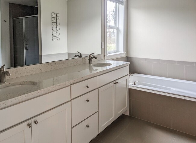 Building Photo - Beautifully Crafted 5bd/3bth home W/ Fence...