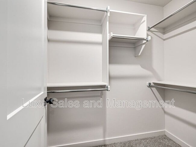 Building Photo - 610 W 2nd St