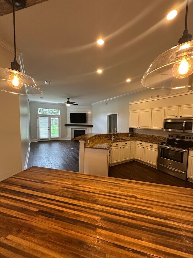 Building Photo - Gorgeous 3 Bedroom 2 Bath home in Piney Z ...