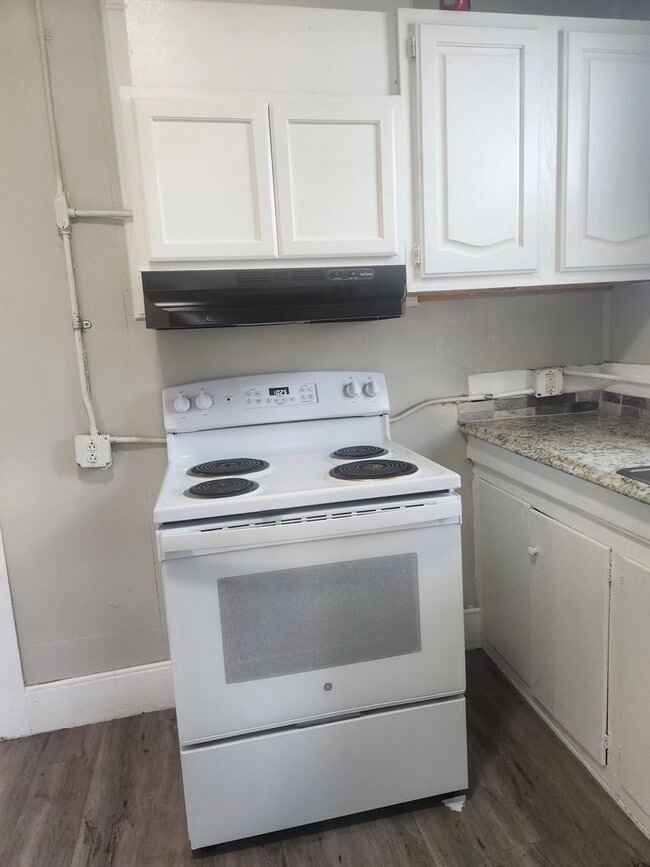 Building Photo - E. Walnut 2br 1 ba w/d hookup
