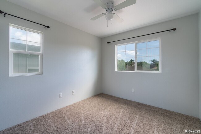 Building Photo - 3 Bed 2.5 Bath Townhome in Spinnaker Place Townhomes 2
