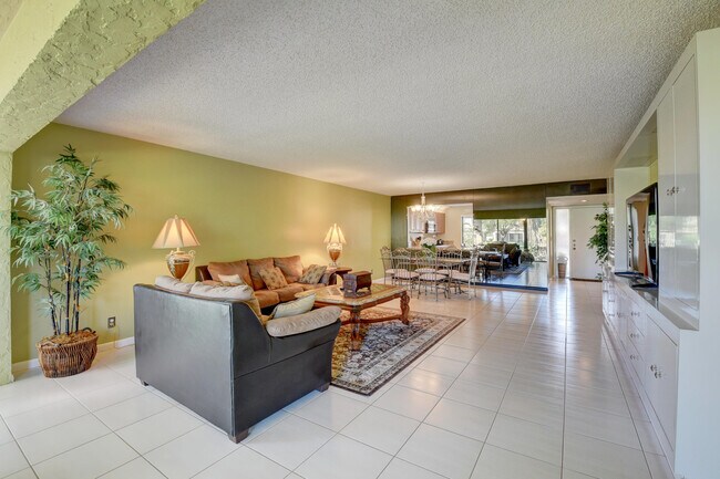 Building Photo - 5673 Fairway Park Dr