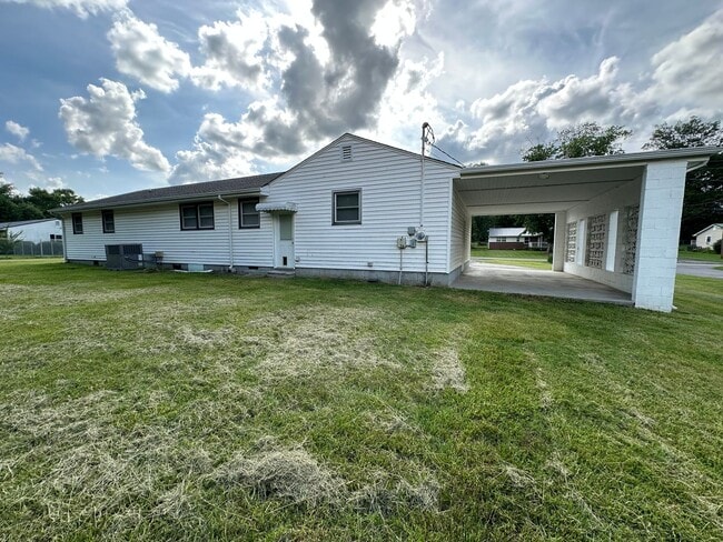 Building Photo - IMMACULATE ONE LEVEL HOME AVAILABLE IN SUR...