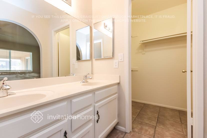Building Photo - 2551 E Diamond Cir