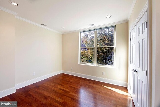 Building Photo - 335 W Girard Ave