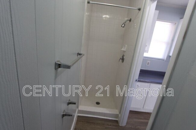 Building Photo - 2071 Fernwood Cir